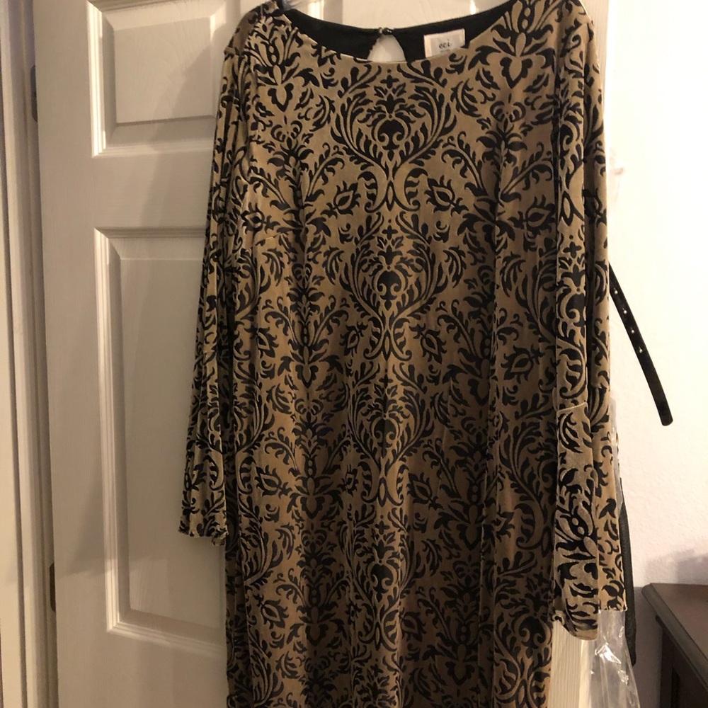 Beautiful knee length dress.